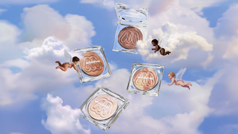 Quatro produtos cosméticos são exibidos em um cenário de céu sonhador com nuvens e figuras angelicais.