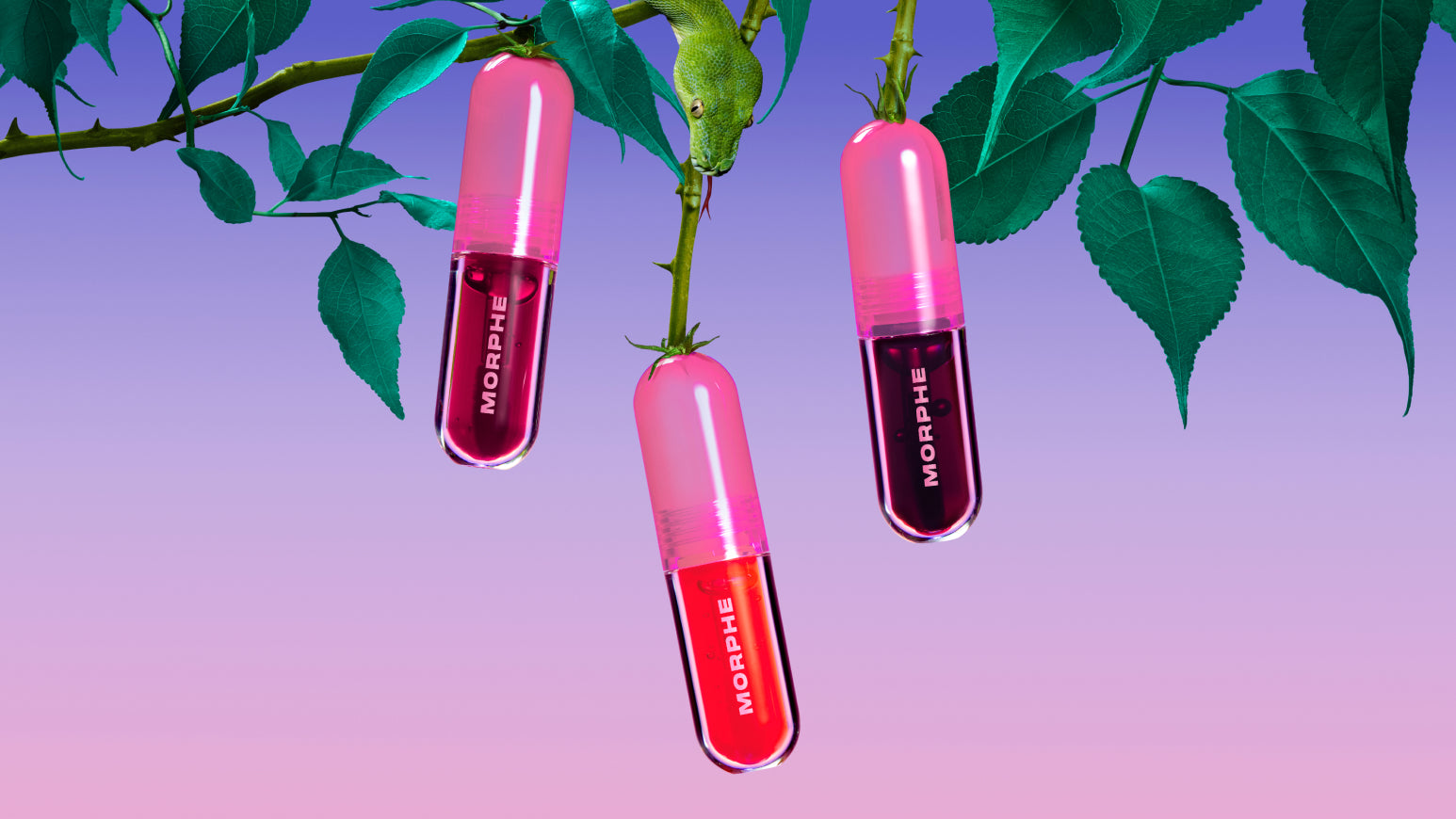 Três cápsulas coloridas penduradas em um galho com folhas verdes, sobre um fundo roxo gradiente.