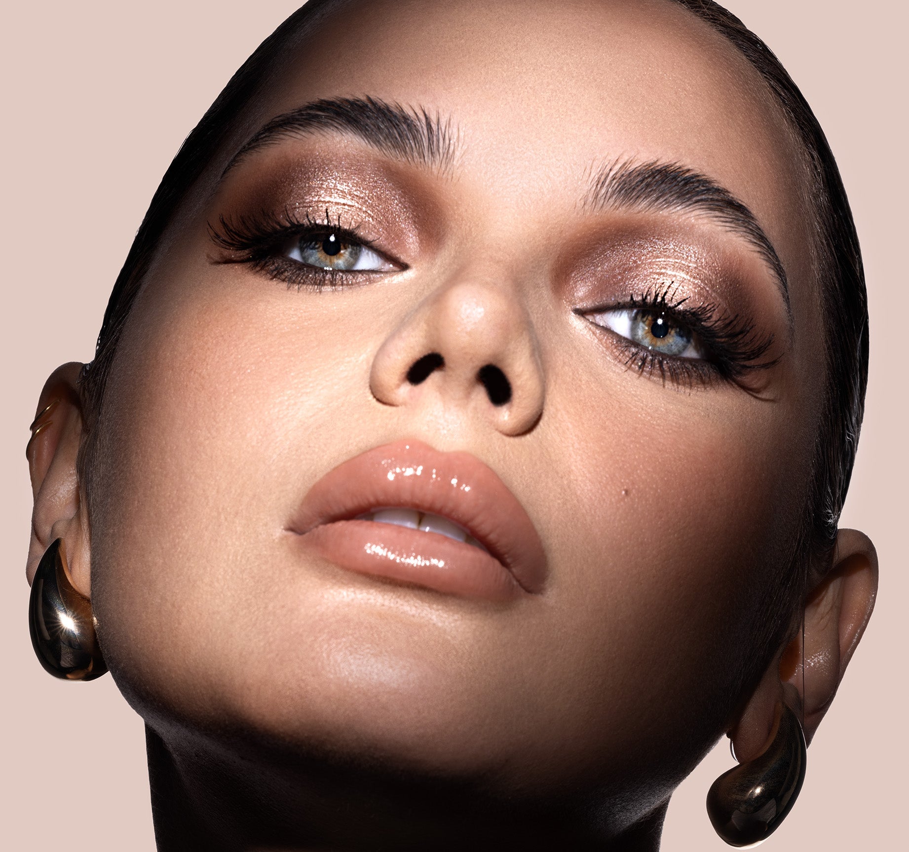 Transform Your Look: Karol G'S Nude Eyeshadows - h7ugnzk